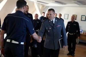 Policjanci podczas odprawy służbowej