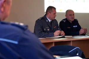 Policjanci podczas odprawy służbowej