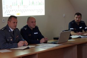 Policjanci podczas odprawy służbowej