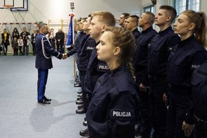 Uczestnicy uroczystego ślubowania nowych policjantów