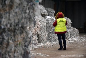 Policjanci w trakcie oględzin zabezpieczonych śmieci