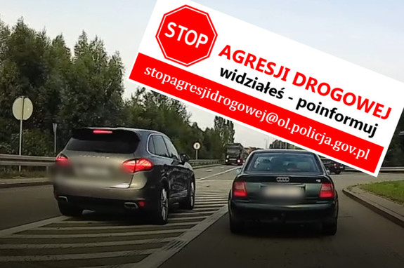 Napis &quot;Stop Agresji Drogowej&quot; i samochody na jezdni