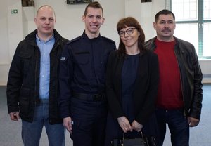 Nowi policjanci z rodzinami po uroczystym ślubowaniu