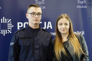 Nowi policjanci z rodzinami po uroczystym ślubowaniu