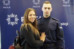 Nowi policjanci z rodzinami po uroczystym ślubowaniu