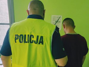 Zatrzymany nietrzeźwy kierowca prowadzony przez policjanta