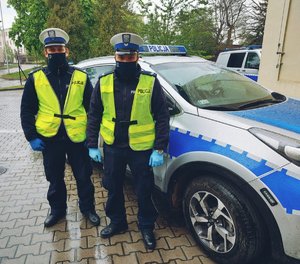 Policjanci, którzy eskortowali rodzącą kobietę