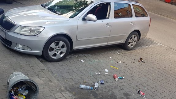 Samochód z wybitą szybą