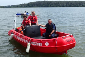Patrol wodny na jez. Orzysz. Policjant i dwóch ratowników w łodzi