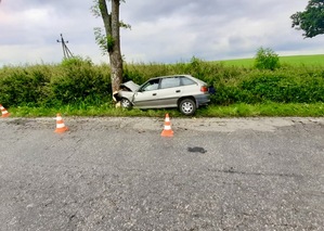 Miejsce zdarzenia drogowego w powiecie lidzbarskim. Rozbity samochód na poboczu obok drzewa