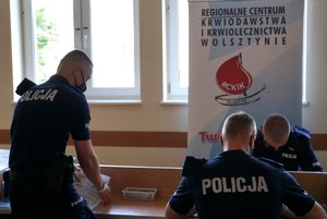 Policjanci podczas donacji krwi