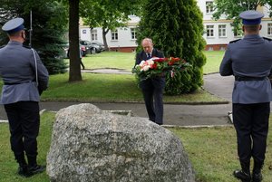Wicewojewoda Aleksander Socha składa wiązankę pod tablicą pamiątkową poświęconą asp. Konstantemu Wolskiemu