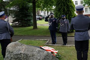 nadinsp. Tomasz Klimek i podinsp. Sławomir Koniuszy składają wiązankę pod tablicą pamiątkową poświęconą asp. Konstantemu Wolskiemu