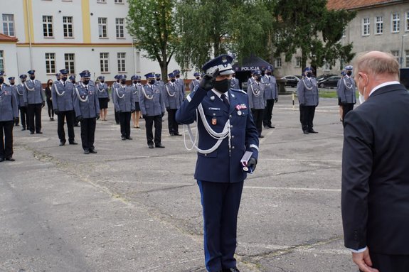 nadinsp. Tomasz Klimek odbiera Złotą odznakę &quot;Zasłużony Policjant&quot;