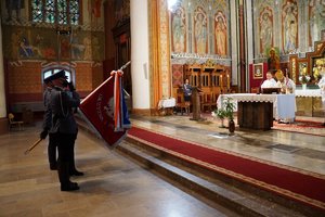 Poczet sztandarowy KWP w Olsztynie w kościele