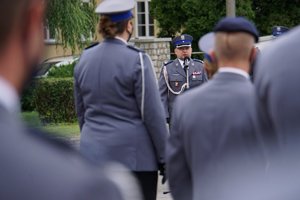 podinsp. Sławomir Koniuszy przed mikrofonem