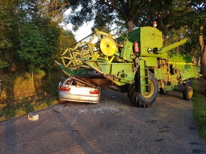 Miejsce zdarzenia drogowego w powiecie ostródzkim. Samochód i kombajn po zderzeniu na drodze