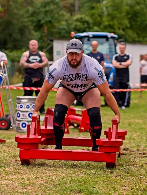 Policjant podczas zmagań strongmanów