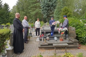 Zgromadzeni na grobem policjanta