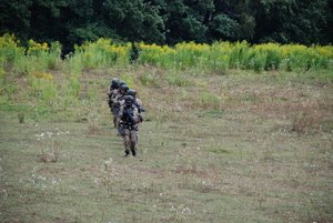 policyjni kontrterroryści podczas działań