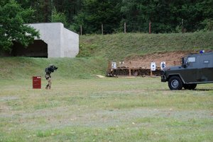 policyjni kontrterroryści podczas działań