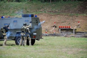 policyjni kontrterroryści podczas działań