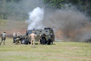 policyjni kontrterroryści podczas działań