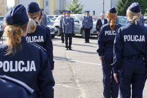 Uczestnicy uroczystego ślubowania nowo przyjętych policjantów. Dowódca Oddziału Prewencji Policji w Olsztynie stojący przed policjantami.