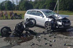 Miejsce wypadku drogowego z udziałem jednego z podejrzanych. Na drodze rozbity motocykl i uszkodzony samochód.