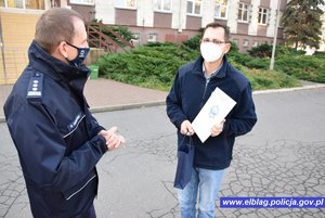 Po lewej Komendant Miejski Policji w Elblągu, po prawej Przemysław Olszak