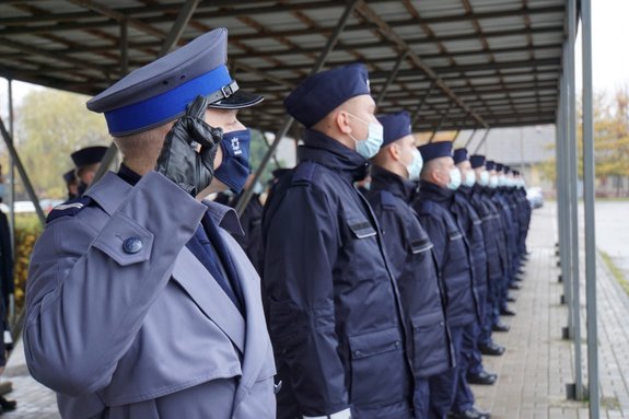 Dowódca pododdziału i ślubujący policjanci stojący w szeregu