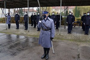 Ślubujący policjanci i dowódca uroczystości