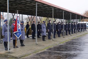 Poczet sztandarowy i ślubujący policjanci