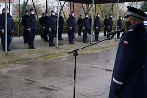 Ślubujący policjanci i Komendant Wojewódzki Policji w Olsztynie