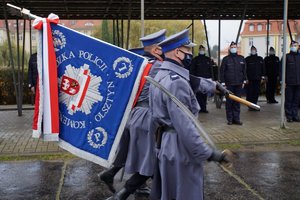 Poczet sztandarowy i ślubujący policjanci