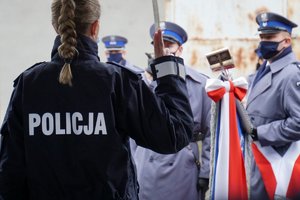 Poczet sztandarowy i ślubująca policjantka