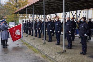 Poczet sztandarowy i ślubujący policjanci