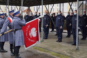 Poczet sztandarowy i ślubujący policjanci