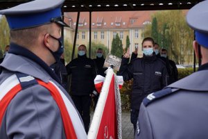 Poczet sztandarowy i ślubujący policjanci