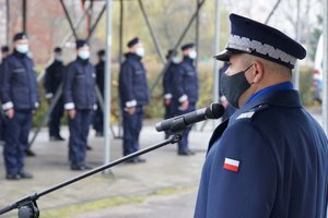 Ślubujący policjanci i Komendant Wojewódzki Policji w Olsztynie