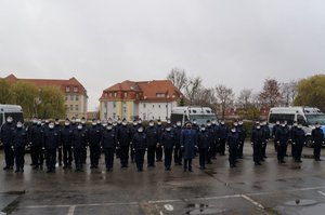 Ślubujący policjanci i Komendant Wojewódzki Policji w Olsztynie