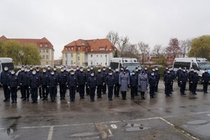 Ślubujący policjanci oraz dowódca uroczystości i dowódca pododdziału