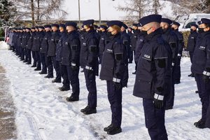 Uczestnicy uroczystego ślubowania nowo przyjętych policjantów