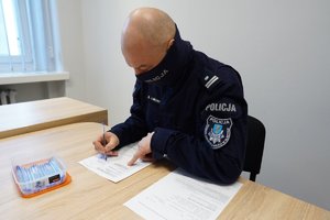 policjanci podczas kwalifikacji do oddania osocza