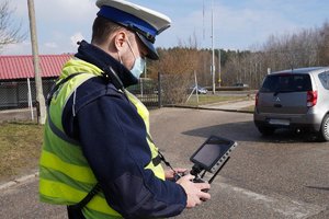 policjanci podczas działań z dronem