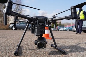 policjanci podczas działań z dronem