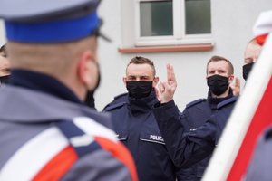 Uczestnicy uroczystego ślubowania nowo przyjętych policjantów