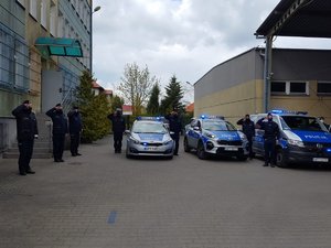 Policjanci oddający hołd poległemu policjantowi