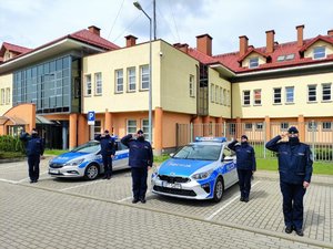 Policjanci oddający hołd poległemu policjantowi