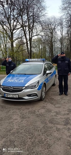 Policjanci oddający hołd poległemu policjantowi